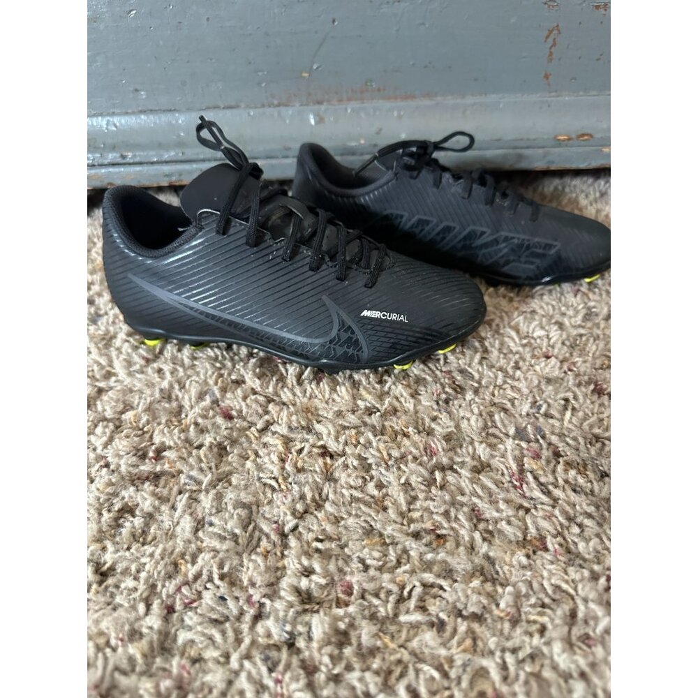 Nike Mercurial Vapor 15 Academy Soccer Cleats Size 4.5Y Black/Yellow Lightweight